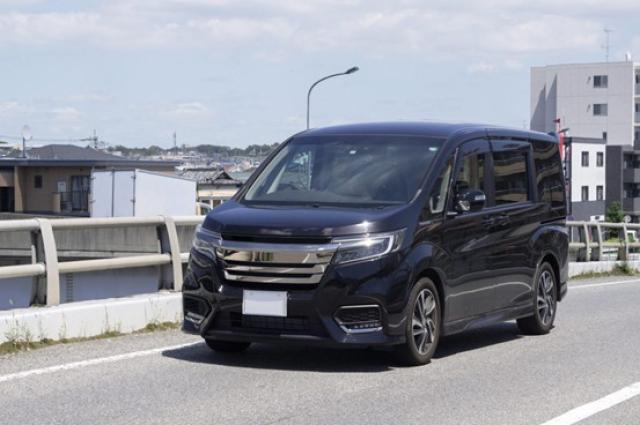 走行する黒いミニバン