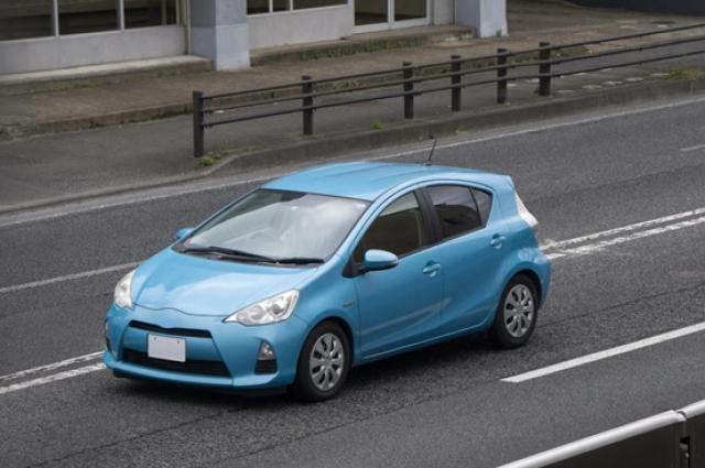 走行するコンパクトカー