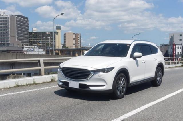 走行する白いSUV