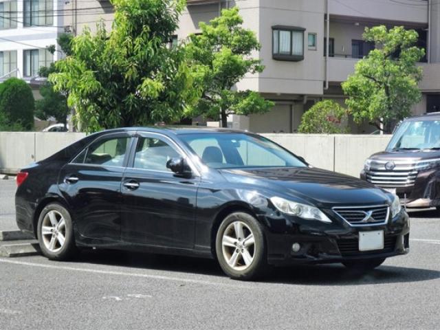 駐車する黒いセダン
