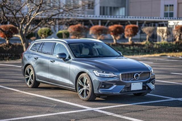 駐車するワゴン