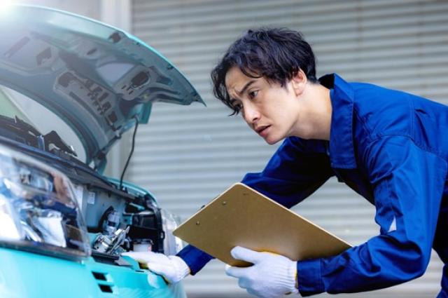 エンジントラブルを確認する男性