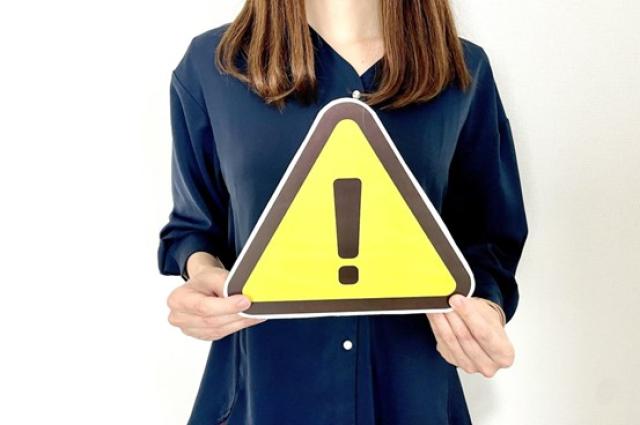 注意するポイントを示す女性