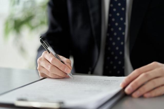 書類の準備をする男性