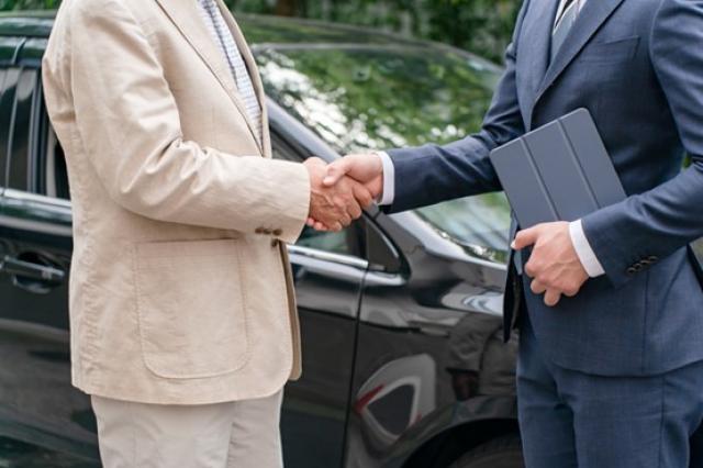 車を売る時期やタイミングで税金は変わる？税金面で損しない売却方法を解説！