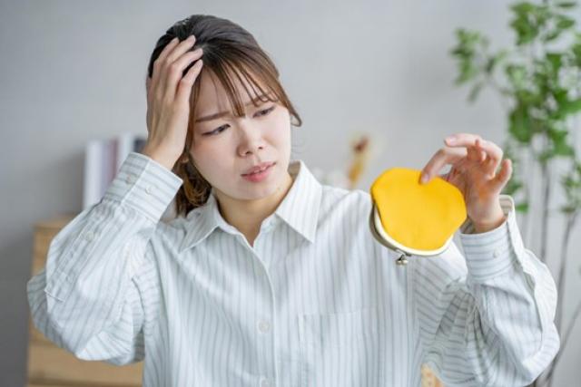 金欠で困る女性