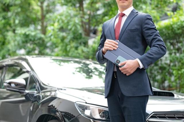 佇む買取業者の男性