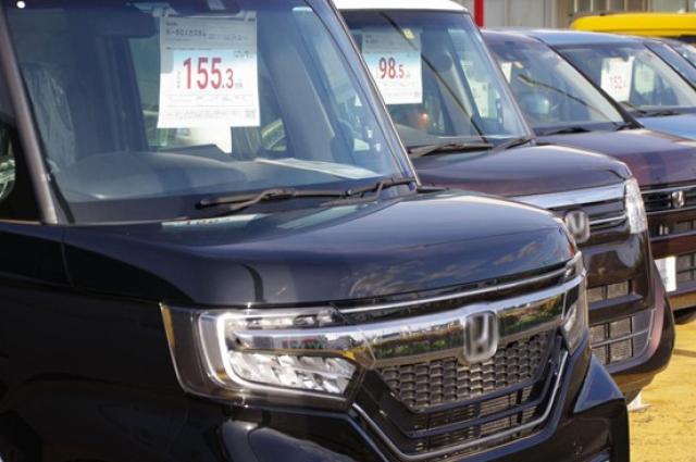 陳列された中古車