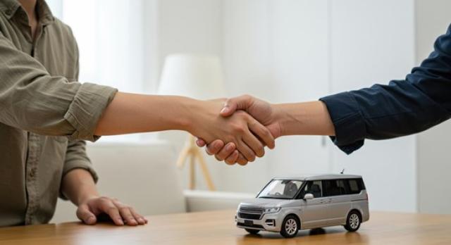 握手する男性たちとミニカー