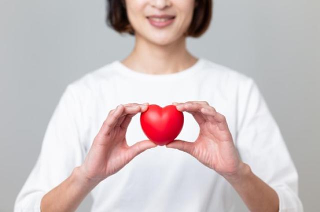 ハートのおもちゃを持つ女性