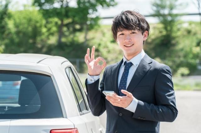 OKサインを出す男性