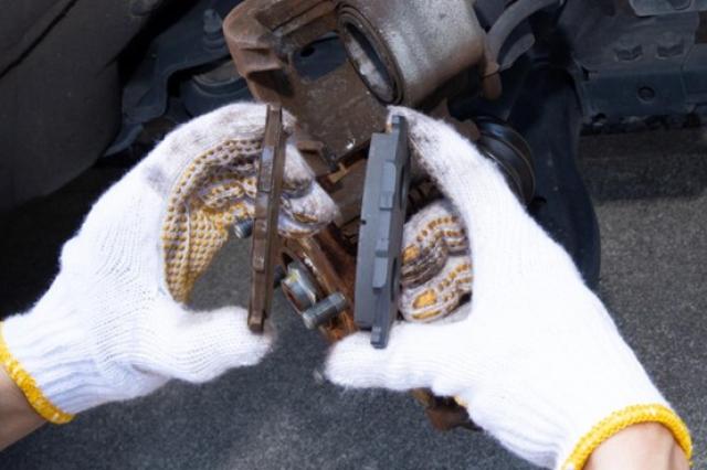 ブレーキパッドの残量確認方法は？交換時期の判断基準も紹介