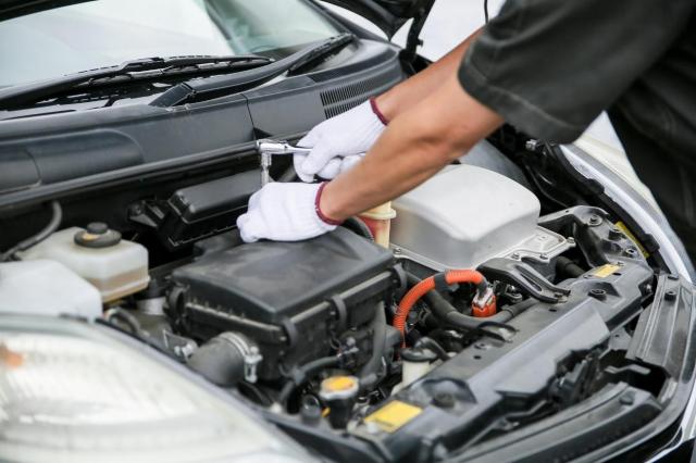 エンジンルームで整備をする様子