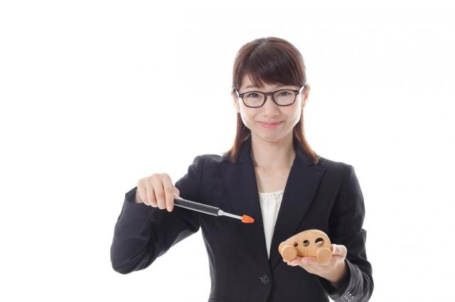 車の小物を指す女性