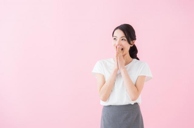 驚いた様子の女性