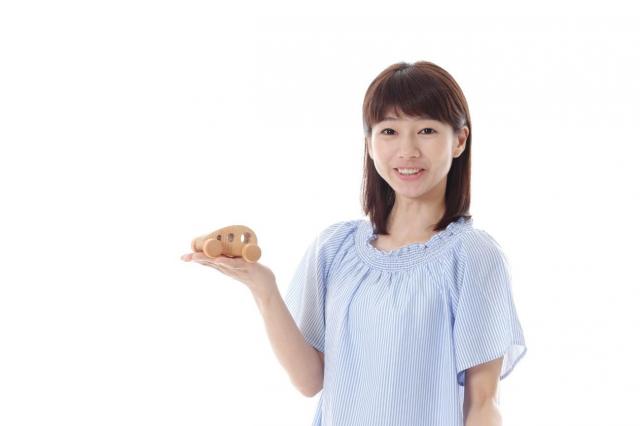 車の小物を持った女性