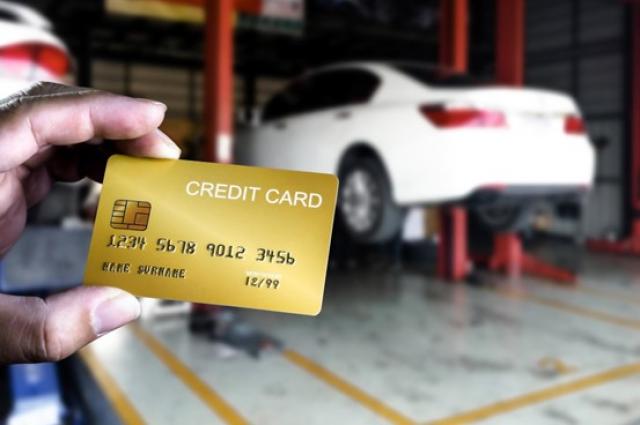 クレジットカードを持つ男性