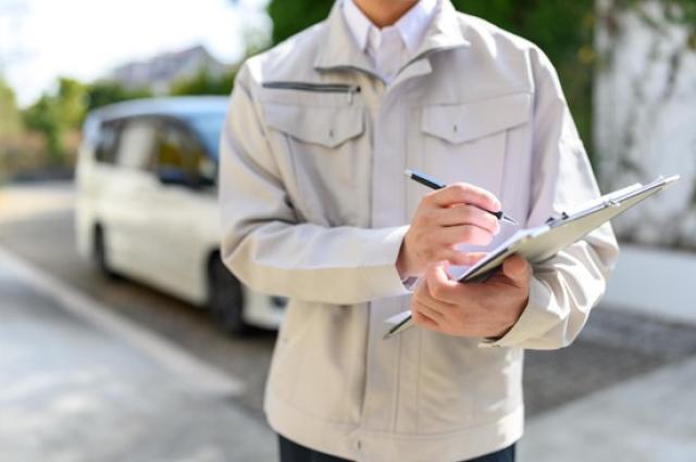 ファイルを持つ整備士