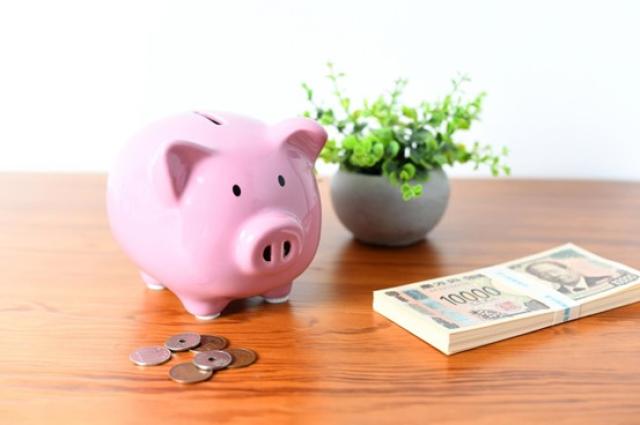 豚の貯金箱と現金