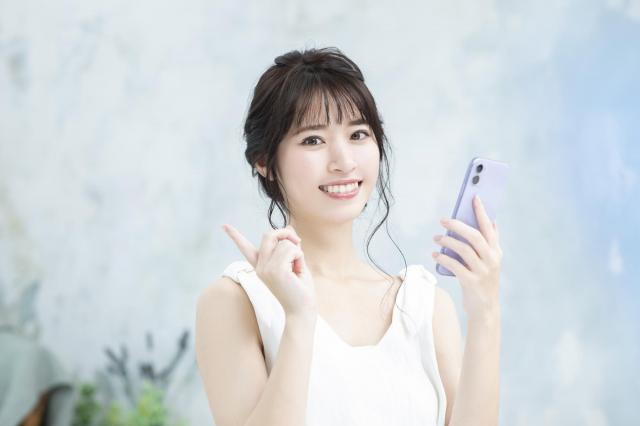 スマホを持った女性