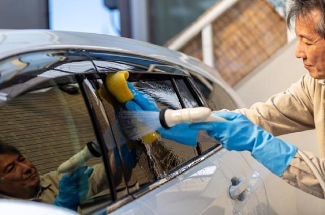 洗車中の高齢男性