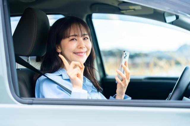 車中でスマホを触る女性