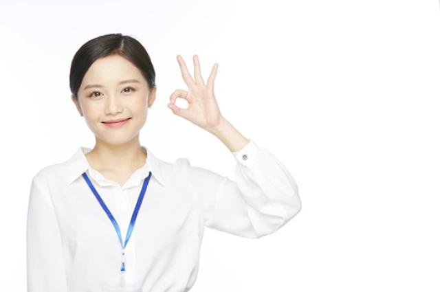 OKサインを出す女性