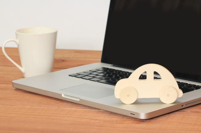 自動車の売却相場の調べ方とは?「買取」と「下取り」の違いも解説