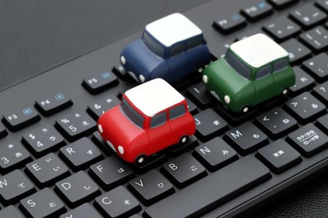 おもちゃの車とパソコンのキーボード