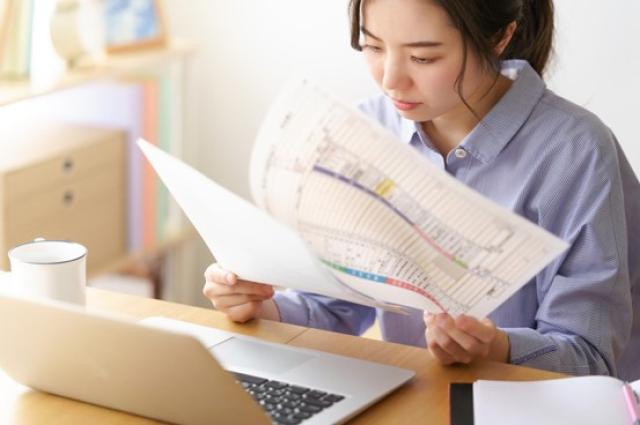 確定申告をする女性