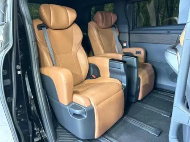 トヨタ ヴェルファイアZプレミアの後部座席