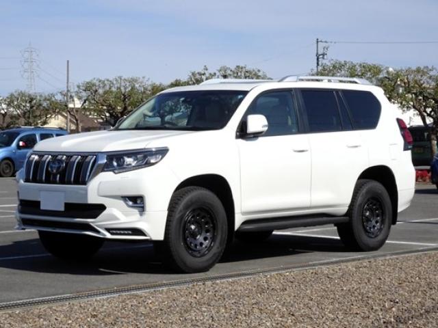 駐車場のランドクルーザープラド