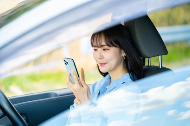 スマホ検索する女性