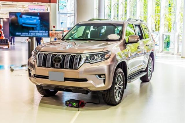 ショールームのランドクルーザープラド