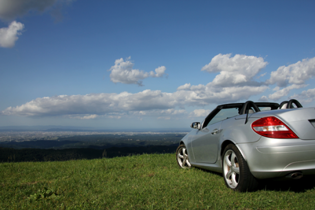 青空と雲とベンツのオープンカー