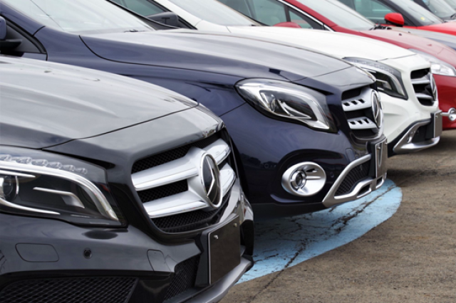 販売店に並ぶベンツ