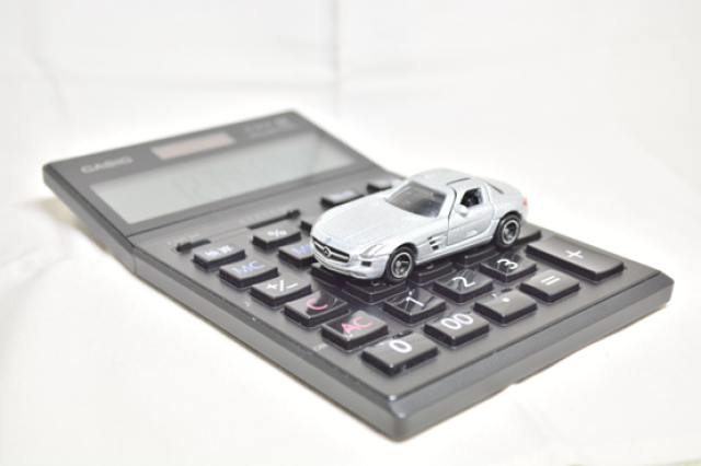 ベンツのミニカーと電卓