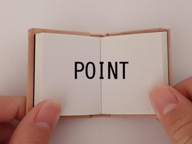 POINTと書かれた小さな本を開く様子