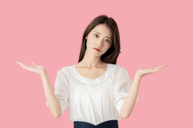 疑問を抱えた様子の女性