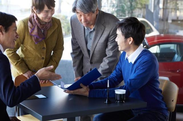 見積書の確認をするファミリー