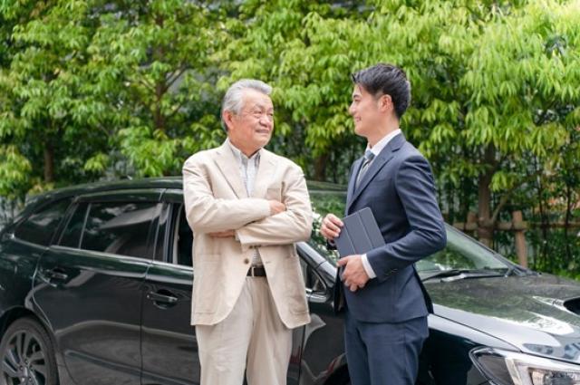 高齢男性と業者の男性