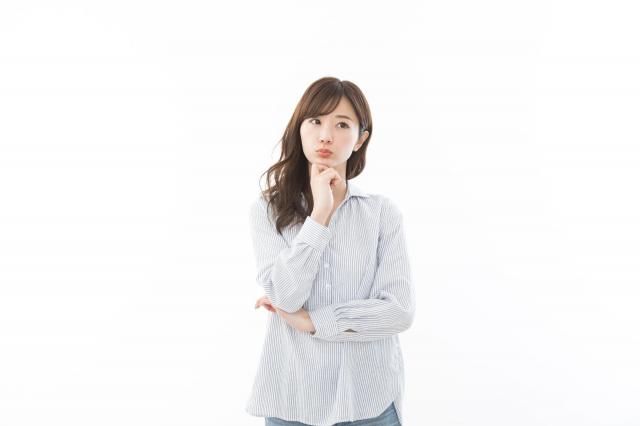 疑問を抱えた様子の女性