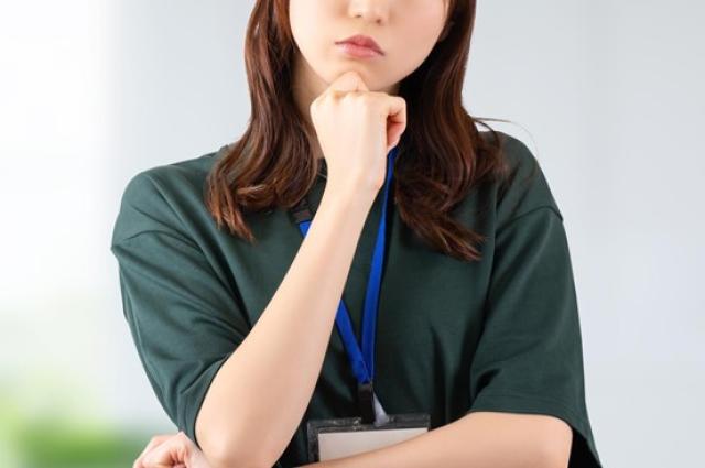 考え事をする女性