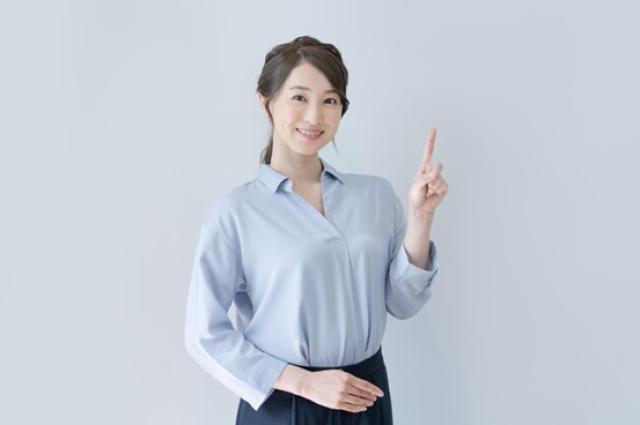 人差し指を立てる女性