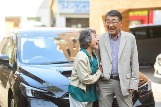 親名義の車を名義変更するポイントは?売却するなら状況に合わせて判断しよう