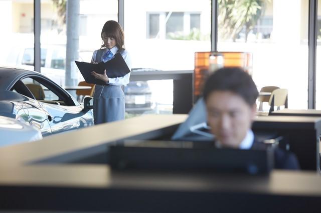 自動車販売店の店内の様子