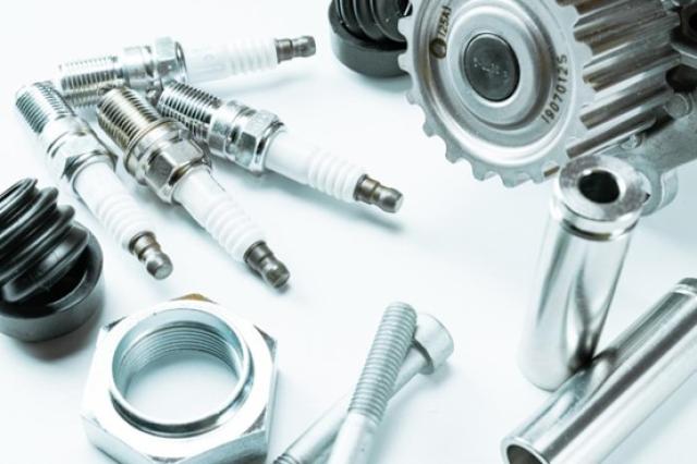 スパークプラグなど、いくつか並べられた自動車用部品