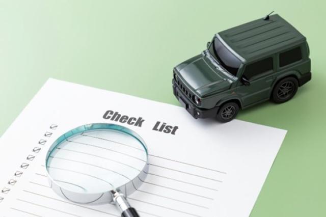 虫眼鏡とミニカーとチェックリスト