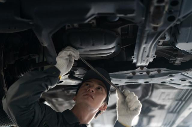 工場で働く自動車整備士