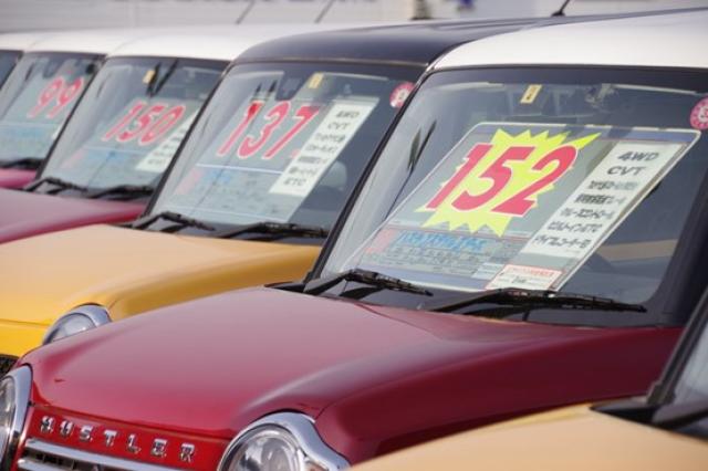 中古車販売店の風景